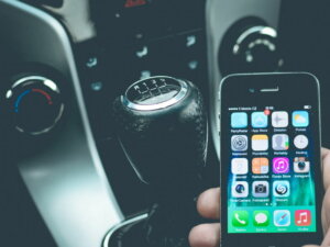 Ablenkung am Steuer beim Autofahren durch Smartphone Handy und Navi